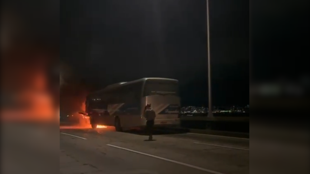 Ônibus incendiado na Ponte Rio-Niterói