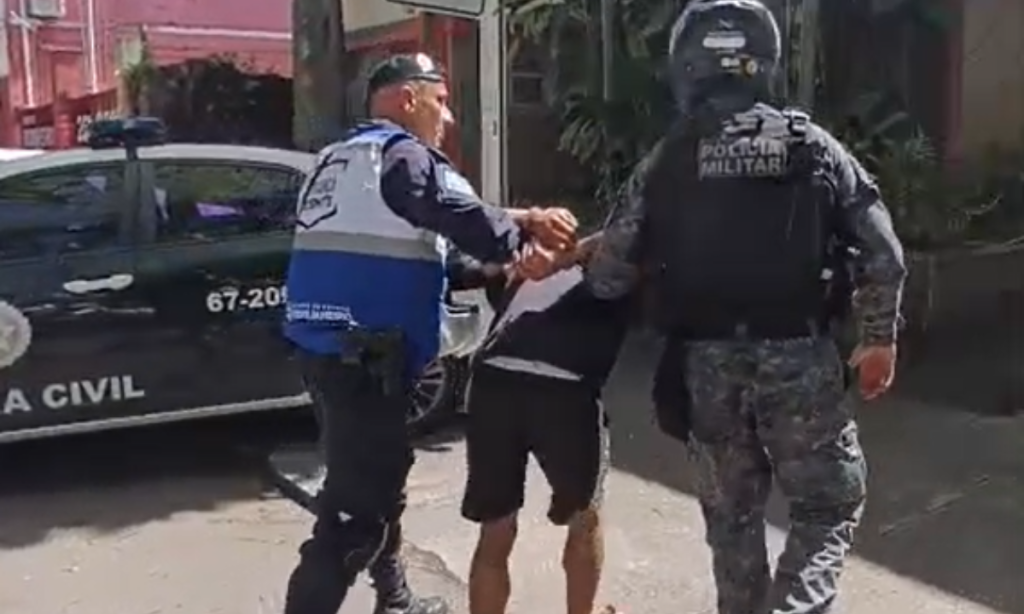 Fuga de moto termina com granada e drogas apreendidas no Rio