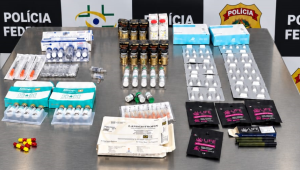 Polícia Federal prendeu em flagrante no Galeão um homem que transportava medicamentos para emagrecimento, anabolizantes e psicotrópicos sem registro.