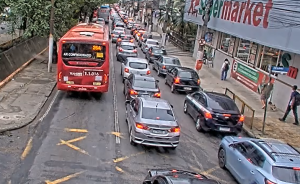 Trânsito na Ponte Rio-Niterói tem lentidão no sentido Rio, com retenções também em vias de Niterói e São Gonçalo.