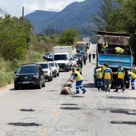 Operação tapa-buraco é realizada na RJ-162, em Casimiro de Abreu