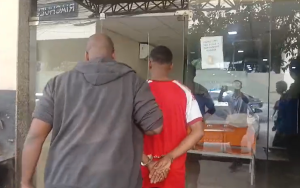 Um homem foi preso nesta terça-feira (8) após agredir fisicamente a companheira no interior da residência do casal, no bairro Raul Veiga, em São Gonçalo.