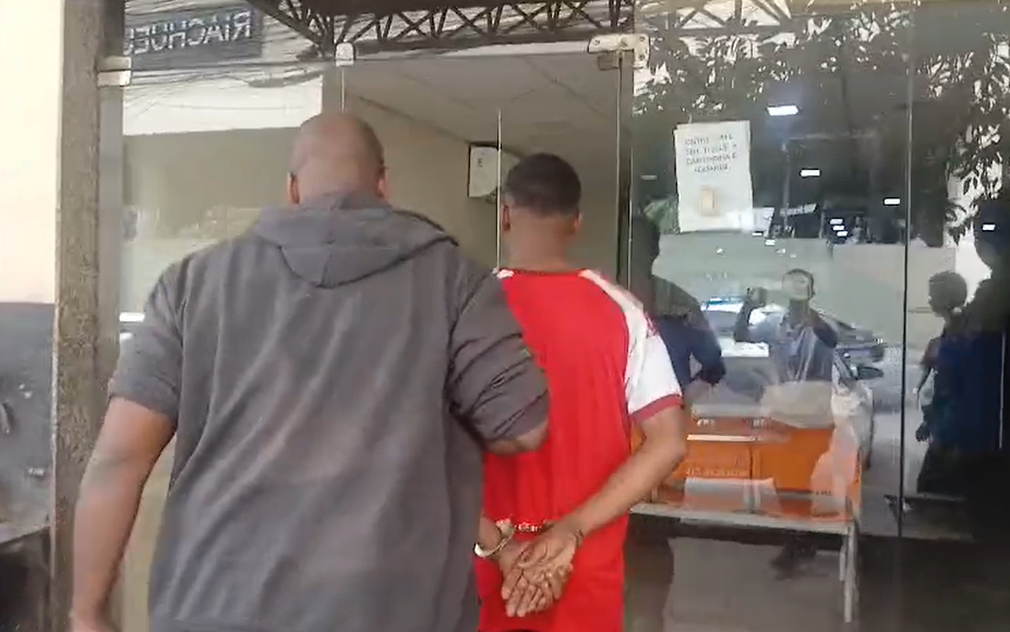 Um homem foi preso nesta terça-feira (8) após agredir fisicamente a companheira no interior da residência do casal, no bairro Raul Veiga, em São Gonçalo.
