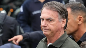 Bolsonaro pede autorização para receber Flávio em prisão domiciliar