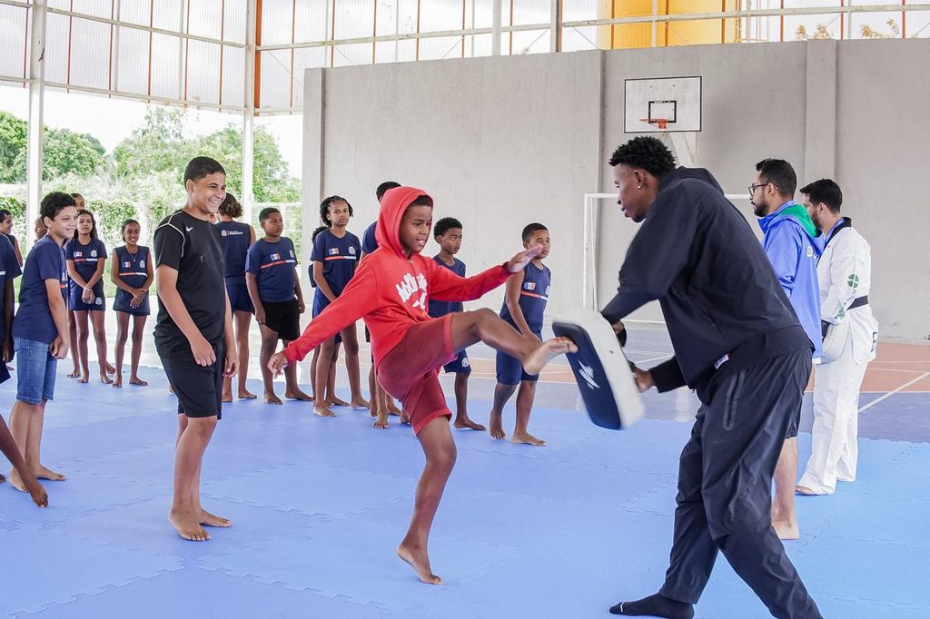 Campeao mundial de taekwondo Henrique Marques visita alunos de escola municipal em Itaborai 3