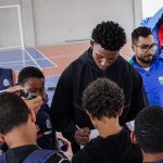 Astro do taekwondo visita alunos de escola municipal em Itaboraí