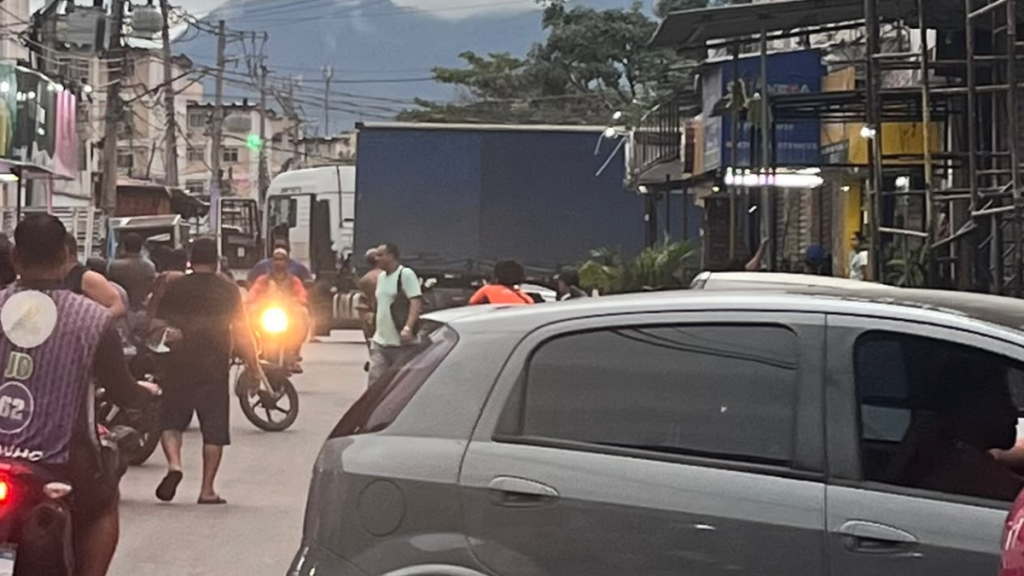 Motoristas voltam na contramão da Linha Amarela após roubo de carga no Complexo da Maré