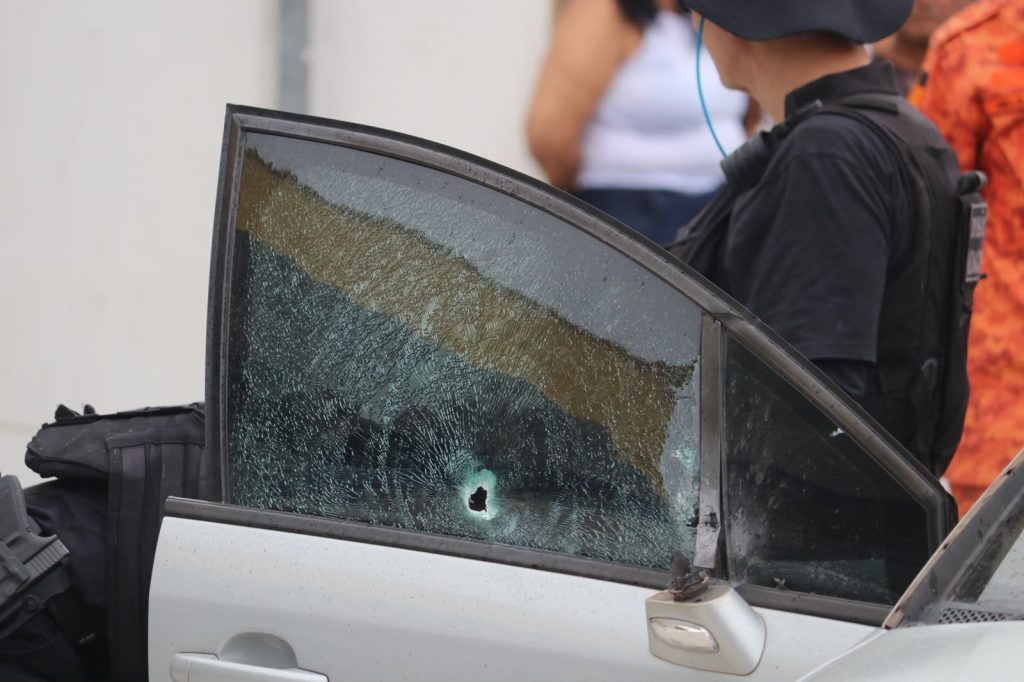 Perseguição policial termina com tiroteio, carro crivado de balas e um morto em São Gonçalo 25 Carro Pacheco1