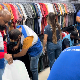 Mais de 740 roupas falsificadas são apreendidas em loja no Rio