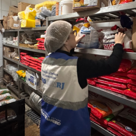 Mais de 130 kg de alimentos impróprios são apreendidos em supermercado no Rio
