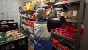 Mais de 130 kg de alimentos impróprios são apreendidos em supermercado no Rio