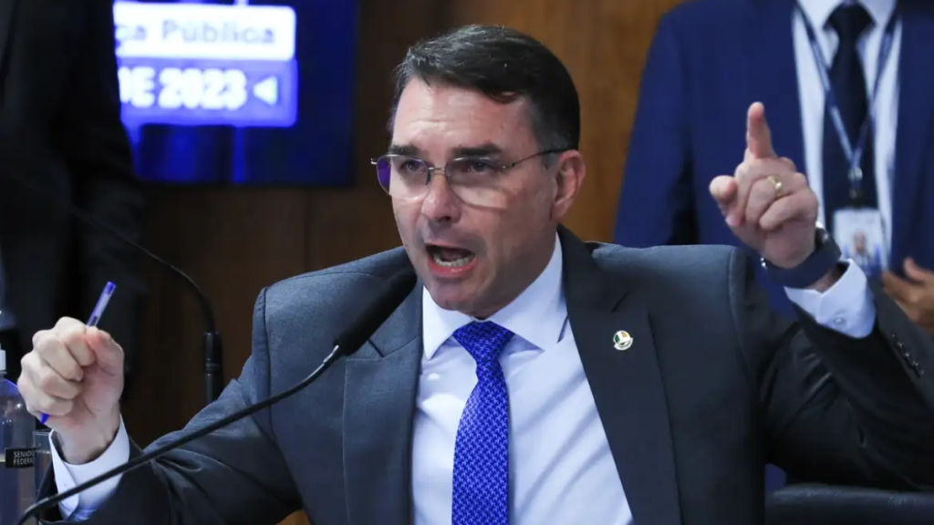 STF multa Flávio Bolsonaro por impulsionar publicação contra Lula