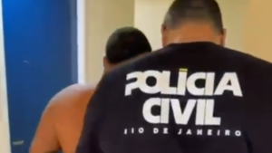 Policiais civis da 71ª DP durante ação que resultou em prisão preventiva em Itaboraí.