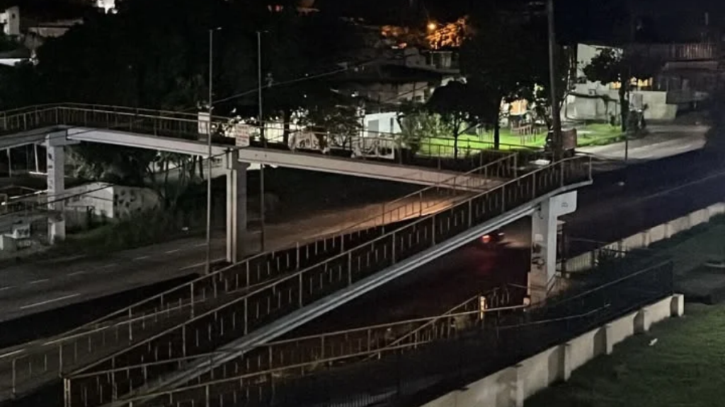 Com a passarela escura, quem precisa atravessar a rodovia durante a noite fica exposto a uma situação considerada de risco pelos moradores.