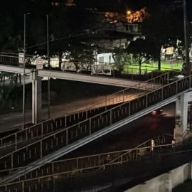 Passarela às escuras na RJ-104 vira travessia do perigo em São Gonçalo