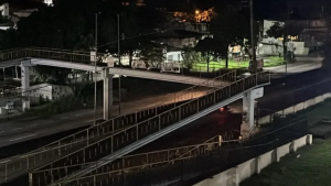 Com a passarela escura, quem precisa atravessar a rodovia durante a noite fica exposto a uma situação considerada de risco pelos moradores.
