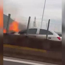 Carro pega fogo na Ponte e interdita quatro faixas no sentido Niterói