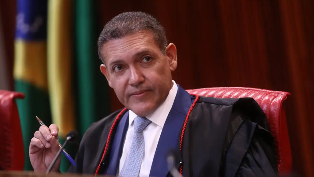 TSE nega acusação de Flávio Bolsonaro sobre expulsão de fiscais do PL