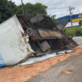 Caminhão com gelo tomba e provoca lentidão na RJ-106, em São Gonçalo