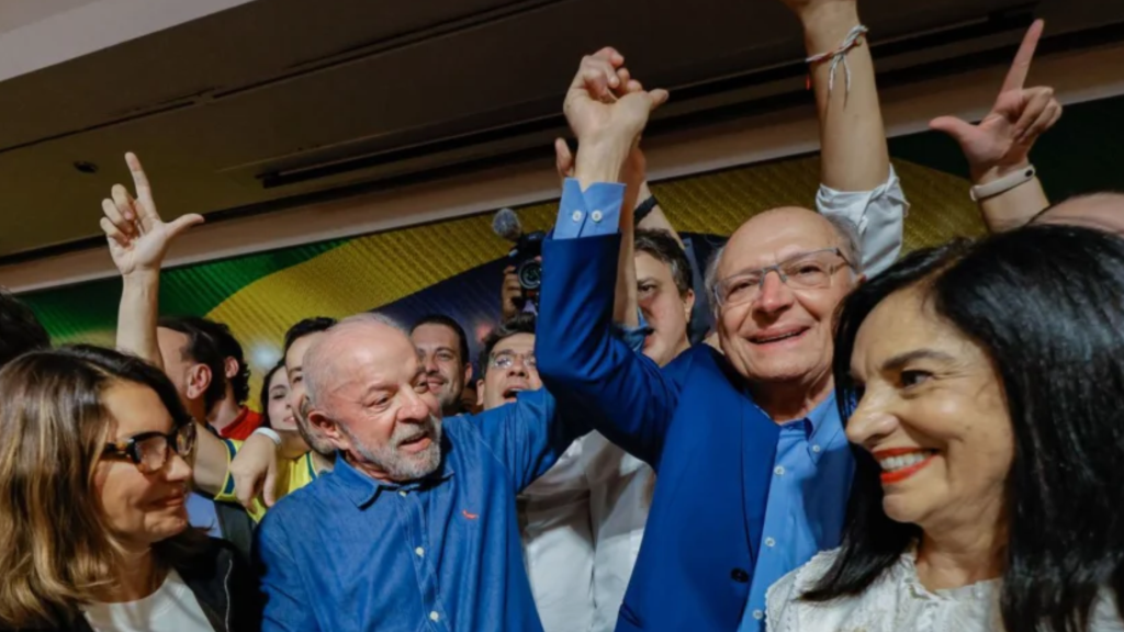 Em Portugal, Lula vence Flávio Bolsonaro