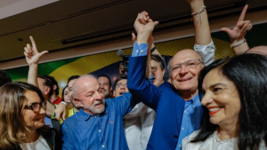 Em Portugal, Lula vence Flávio Bolsonaro