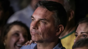 Flávio Bolsonaro tem passaportes apreendidos pela PF