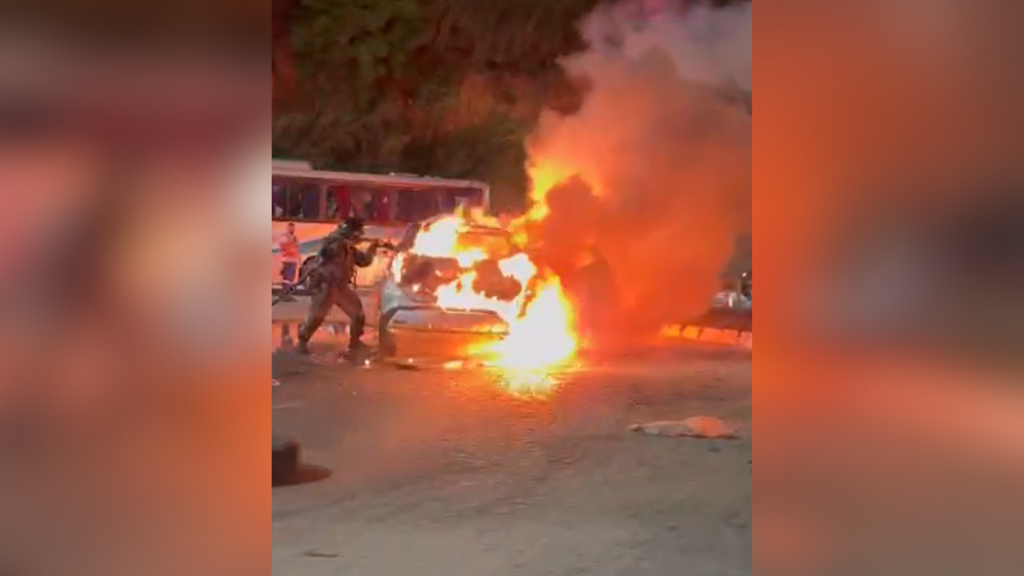 Carro pega fogo na RJ-104 e complica trânsito na volta para casa
