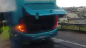 Trânsito na BR-101 teve 2 km de lentidão após pane em ônibus em São Gonçalo. Veículo foi removido às 7h10 desta terça-feira (27).