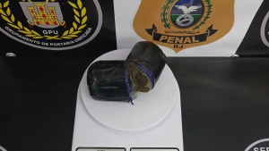 Mulher foi flagrada durante revista no Presídio Jonas Lopes de Carvalho, em Gericinó; operação já contabiliza 24 visitantes presos e mais de 1.700 celulares apreendidos.