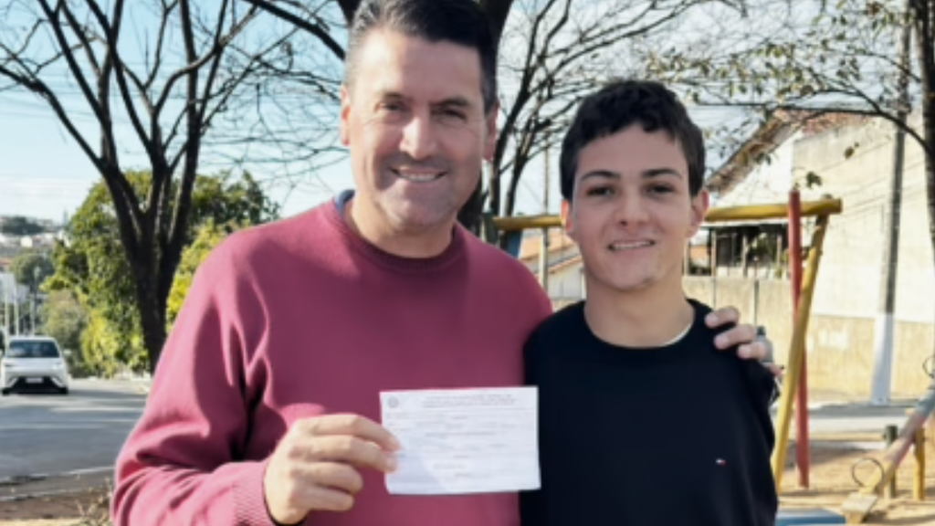 Jovem PcD tirando a Carteira de Habilitação.