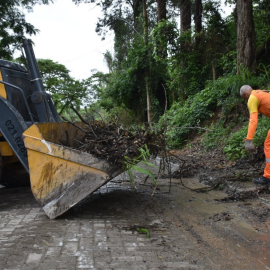 Região Oceânica de Niterói recebe mutirão de limpeza com 60 profissionais