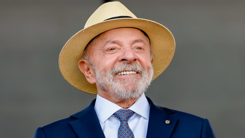 Lula promete abrir sigilos e cobra transparência de Flávio Bolsonaro
