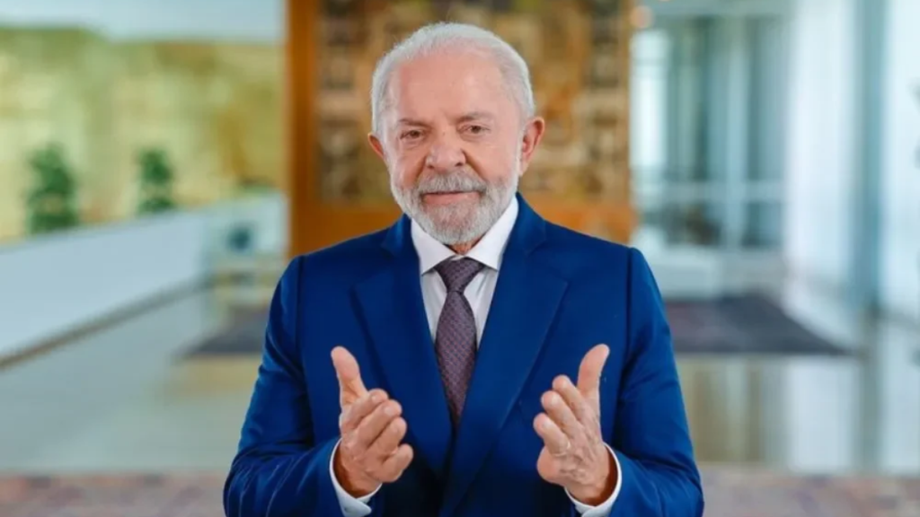 A dez dias da eleição, Lula anuncia PEC para instituir passe livre nos fins de semana