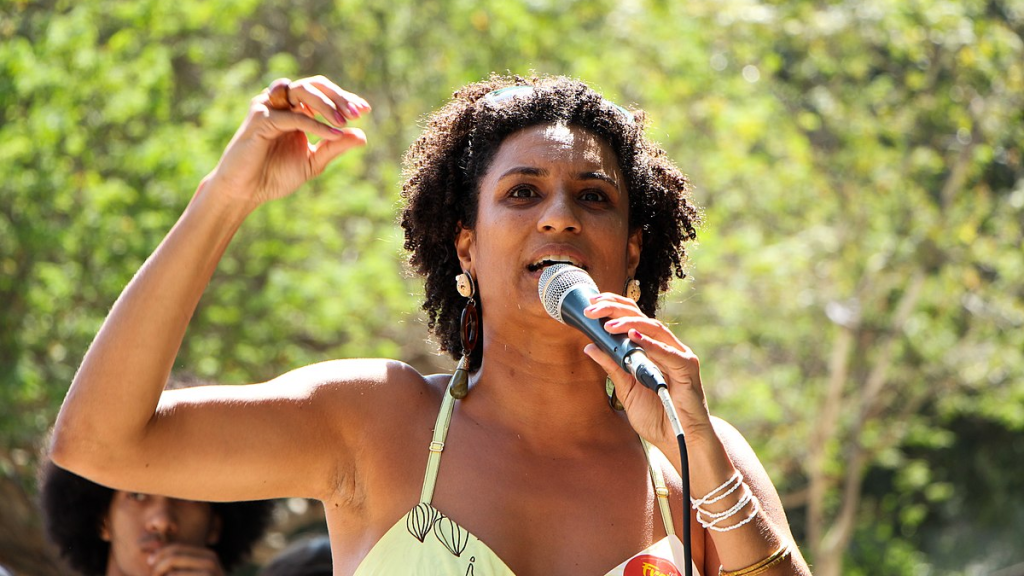 Família de Marielle Franco denuncia ataques racistas em grupo de WhatsApp da PUC-Rio