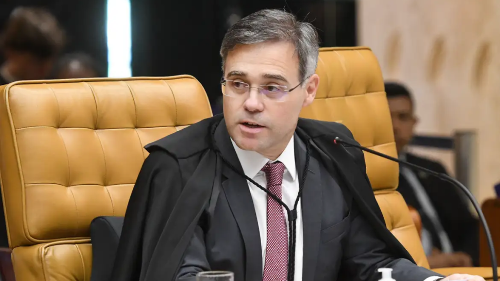 Mendonça mantém decisão sobre sigilos de Lula e Flávio Bolsonaro