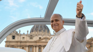 Papa Leão XIV é liberado para viajar após cirurgia contra câncer no pulmão