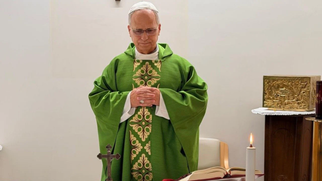 Papa Leão XIV celebra missa em hospital após cirurgia de câncer no pulmão