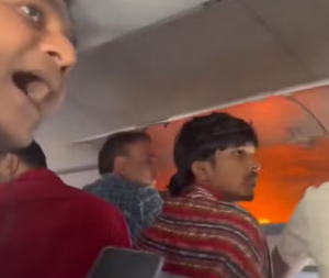 Fumaça e chamas no compartimento de bagagens de um avião da IndiGo após um carregador portátil pegar fogo durante voo na Índia.