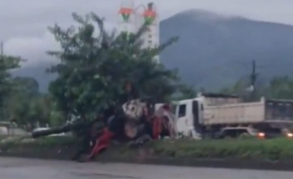 Carro bateu contra um poste em Campo Grande durante a madrugada; horas depois, viatura da PM foi atingida por caminhão enquanto preservava o local.