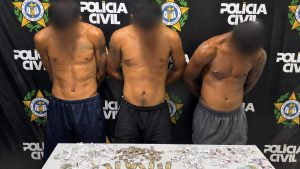 Três homens foram presos por tráfico em Itaboraí nesta quarta-feira (30). Polícia apreendeu 195 porções de drogas e R$ 145.