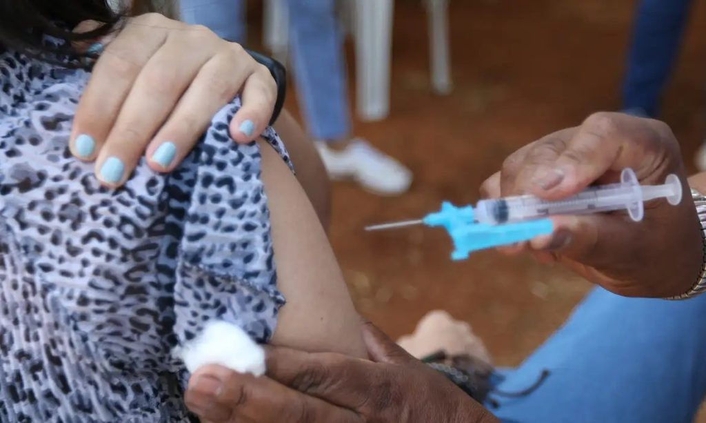 Vacina contra HPV para jovens de 15 a 19 anos está disponível no SUS até 31 de dezembro de 2026. Veja quem pode se vacinar e onde.