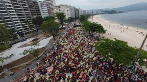 Manifestação contou com a presença do prefeito Rodrigo Neves e de parlamentares; mobilização defendeu a democracia e a candidatura do presidente no segundo turno.