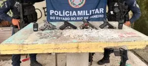 Disparos detectados durante a madrugada levaram policiais à comunidade do Santo Cristo, no Fonseca. Durante buscas em duas residências, agentes apreenderam três pistolas, um simulacro e drogas.