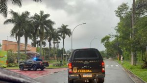Agentes da Polícia Federal durante operação contra esquema ilegal de fornecimento de internet no Rio de Janeiro.