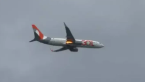 Motor de avião da Gol pega fogo após colisão com ave no Recife