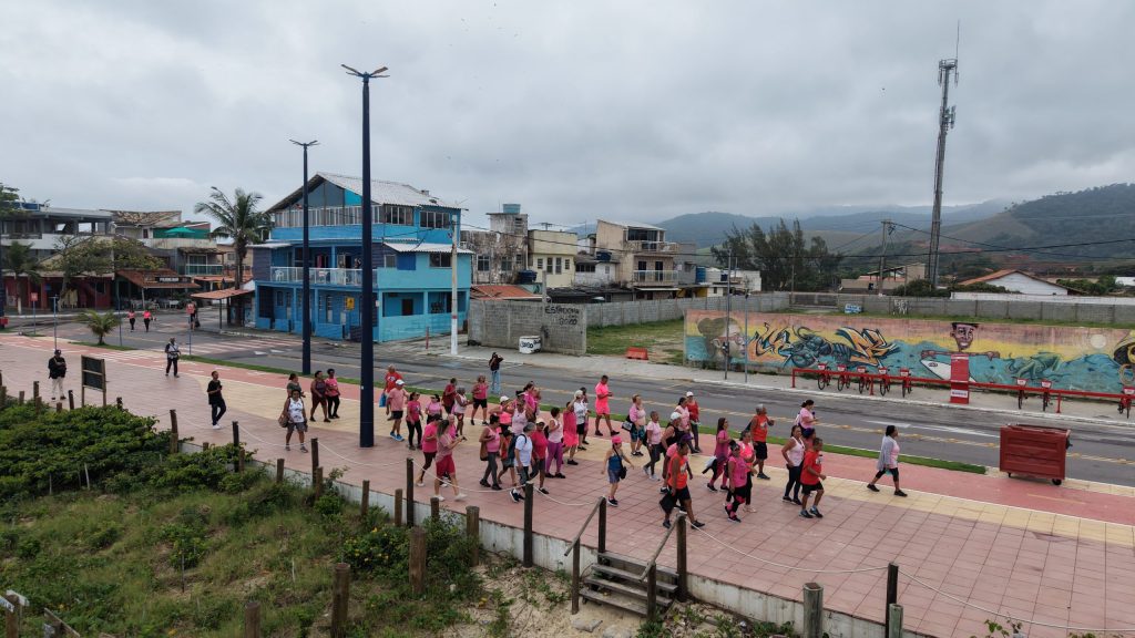 'Onda rosa' invade orla de Maricá; saiba o motivo 25 caminhada outubro rosa