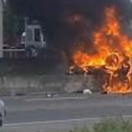Motorista morre após carro capotar e pegar fogo na BR-101, em São Gonçalo