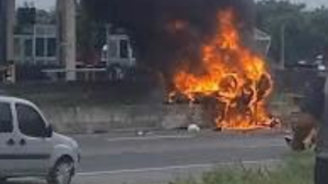 Motorista morre após carro capotar e pegar fogo na BR-101, em São Gonçalo