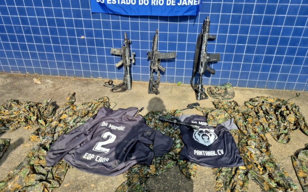 Polícia Militar afirma que ação no Dique buscava impedir uma invasão de criminosos; três fuzis e roupas táticas foram apreendidos na ocorrência.