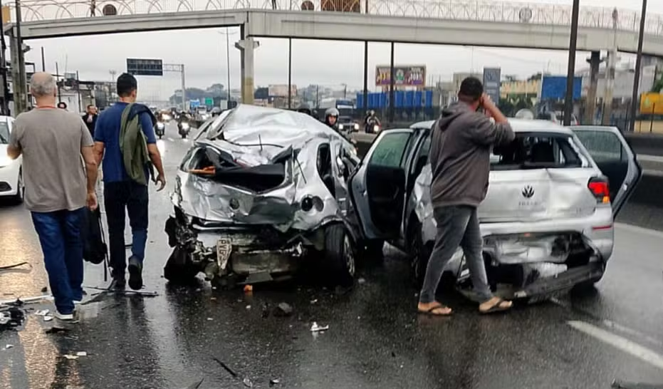 Engavetamento na Via Dutra deixa um morto e 10 feridos